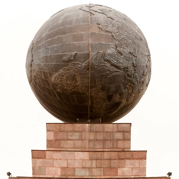 Каменная Сфера Вершине Экватора Памятник Кито Эквадор — стоковое фото