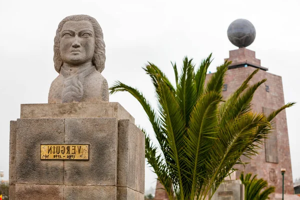 Statue Des Französischen Astronomen Verguin Äquator Denkmal Hintergrund Quito Ecuador — Stockfoto