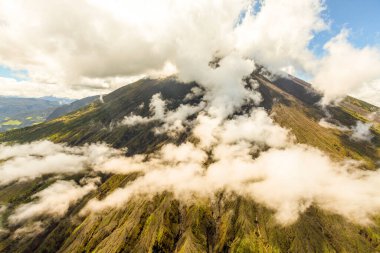 Helikopterde tungurahua volkan ekvatoru görüntüsü