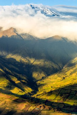 Ekvator 'daki volkan havadan çekiliyor.