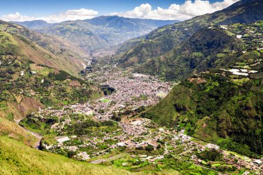 Tungurahua vilayetindeki Banos de agua Santa City 'de. Ekvator hava görüntüsü.