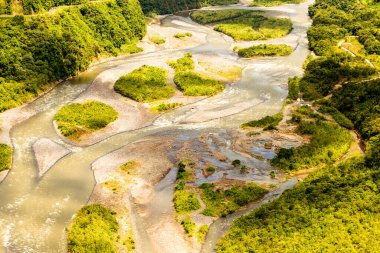 Pas nehir havzası alçak irtifada, tam boy helikopterden çekiliyor.