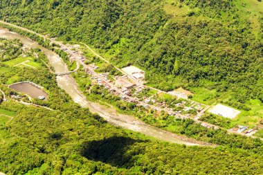 Pastaza Nehri, And Dağları 'ndaki küçük bir köyden geçiyor.