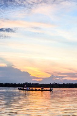 Laguna grande cuyabeno üzerinde gün batımı Vahşi Yaşam rezervi Ekvator