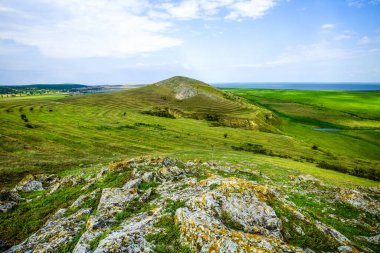 Dobrogea dağlarındaki rüzgar aşınma izleri Romanya 'nın geniş açı mercekleri