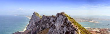 Gibraltar Rock Zirvesi teleferik istasyonu ve meteoroloji istasyonu manzarası