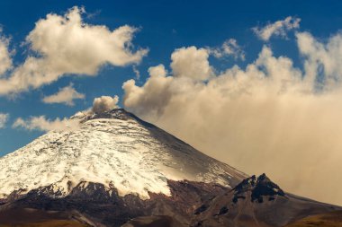 2015 'te Cotopaxi yanardağının güney tarafında su ve kül püskürmesi gökyüzüne doğru esiyor.