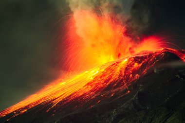 Tungurahua Volkanı Gece Patlamaları sırasında Lavlar tarafından korunuyor