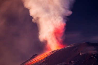 Çok yakın menzilli Tungurahua Volkanı Gece Patlaması
