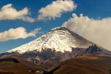 Cotopaxi Vulcan 'ın Güney Sınırı 2015 Patlaması sırasında Mavi Gökyüzünde Sis ve Kül Patlaması