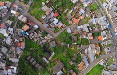 Güney Amerika 'nın Banos de agua Santa Tungurahua eyaletindeki şehir çatıları.