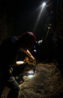 Dalgıç, Ekvator 'daki Mayei mağarasında bir rota belirliyor.