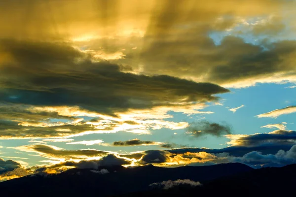Δραματικό Ηλιοβασίλεμα Πάνω Από Βουνά Andes Στο Εκουαδόρ — Φωτογραφία Αρχείου