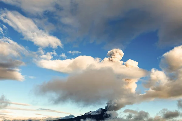 厄瓜多尔通古拉瓦火山喷发的杰出广角镜头 — 图库照片