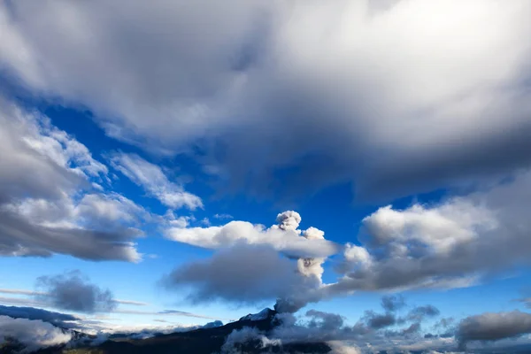 厄瓜多尔通古拉瓦火山喷发的超级广角镜头 — 图库照片