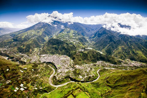 Colpo Aereo Banos Agua Santa Nord Sud Tungurahua Vulcano Background — Foto Stock