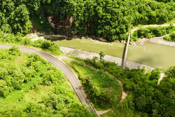 厄瓜多尔安第斯和泛美公路Pastaza River峡谷高海拔全尺寸直升机中弹 — 图库照片