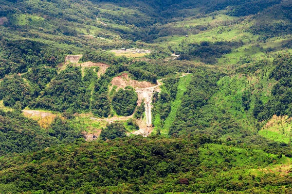 厄瓜多尔安第斯山脉Llanganates国家公园一座新水电站的空投 — 图库照片