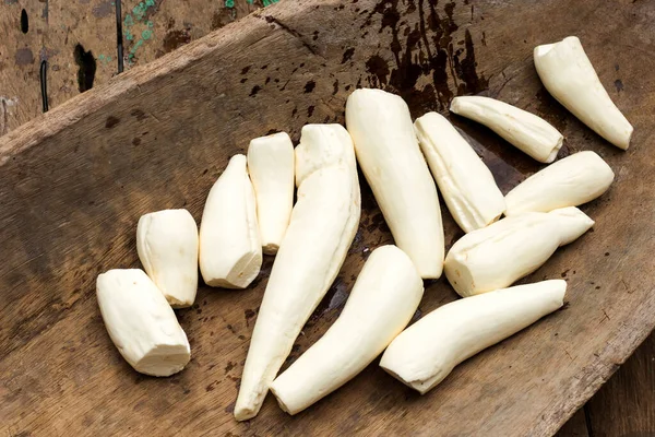 Las Raíces Yuca Yuca Limpiadas Peladas Contenedor Madera Tradicional — Foto de Stock