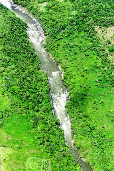 Κάθετη Εναέρια Λήψη Ενός Ποταμού Υψηλής Έντασης Νερού Από Υψηλό — Φωτογραφία Αρχείου