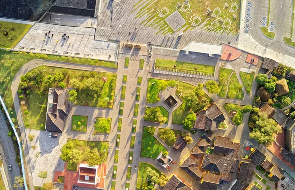 エクアドルの空中画像の世界都市の中心にある駐車場の入り口と像の路地 — ストック写真