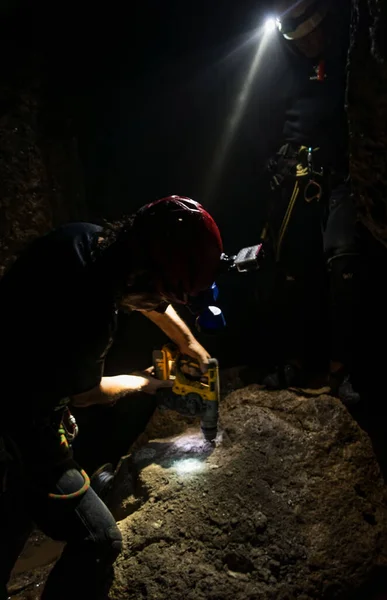 Espeleólogo Fixando Uma Rota Mayei Caverna Subterrânea Equador — Fotografia de Stock