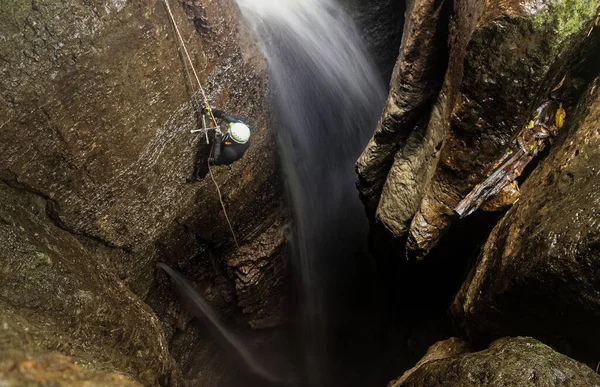 Espeleólogo Interior Mayei Cavity Cachoeira Túnel Entrada Amazônia Equatoriana — Fotografia de Stock