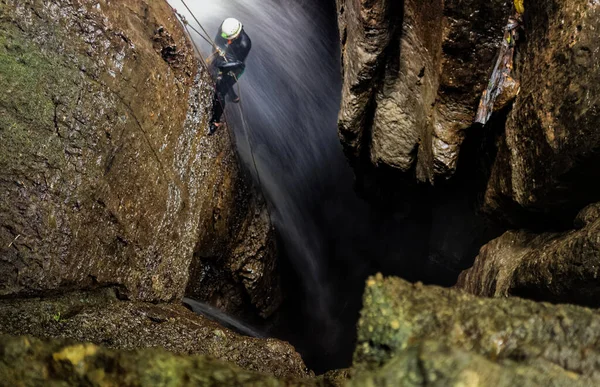 Pozo Entrada Cascada Profunda Cueva Mayei Amazonia Ecuatoriana Borrosa Movimiento —  Fotos de Stock