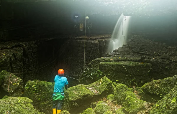 マヤの洞窟の洞窟の洞窟学者風が生まれた洞窟 Cueva Donde Nace Viento Ecuadorian Amazonia滝の入り口 — ストック写真