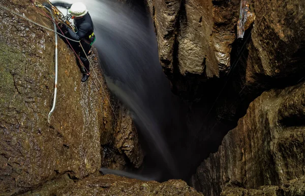 Espeleólogo Dentro Profundo Pozo Entrada Cascada Cueva Mayei Amazonia Ecuatoriana — Foto de Stock