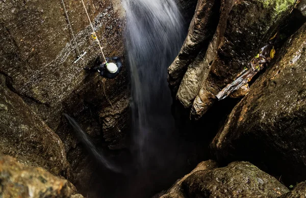 Espeleólogo Dentro Eixo Entrada Cachoeira Caverna Mayei Amazônia Equatoriana — Fotografia de Stock