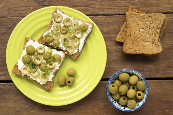 Green olive toasts — Stock Photo, Image