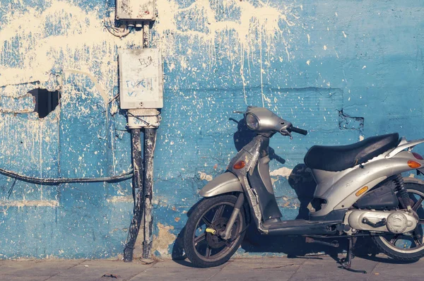 Motorrad nahe schmutziger Mauer — Stockfoto