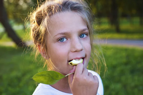 Ragazza mangiare mela — Foto Stock