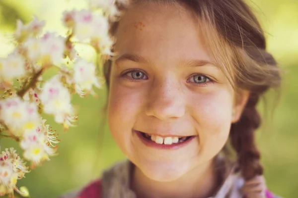 Девушка с цветущим каштаном — стоковое фото