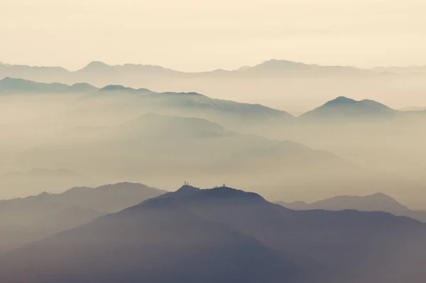 Isı pus içinde dağ sırtlar — Stok fotoğraf