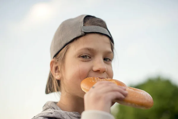 Mangiare pretzel all'aperto — Foto Stock