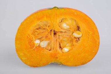 Olgun kabak yarım kesilmiş