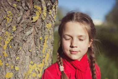 Güneş karşı kapalı gözler