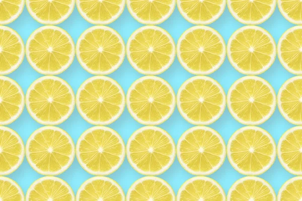 Fatias de limão em azul — Fotografia de Stock