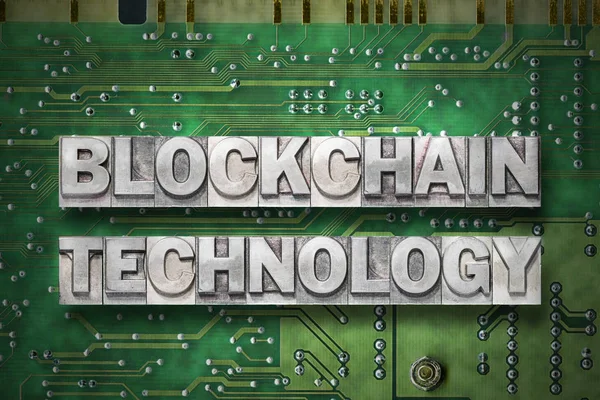 Blockchain-Technologie Phrase aus metallischen Buchdruckblöcken auf grünem PC-Hintergrund — Stockbild Blockchain-Technologie grünes PC-Board — Stockfoto