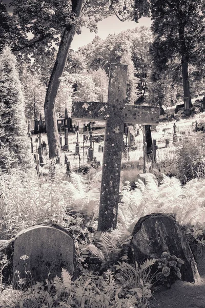 Стародавнє кладовище до літа — стокове фото