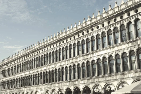 Венецианская архитектура и небо — стоковое фото