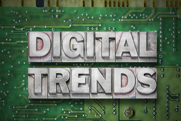Digitale Trends Phrase aus metallischen Buchdruckblöcken auf grünem PC-Hintergrund — Stockbild Digitale Trends grüne PC-Platine — Stockfoto