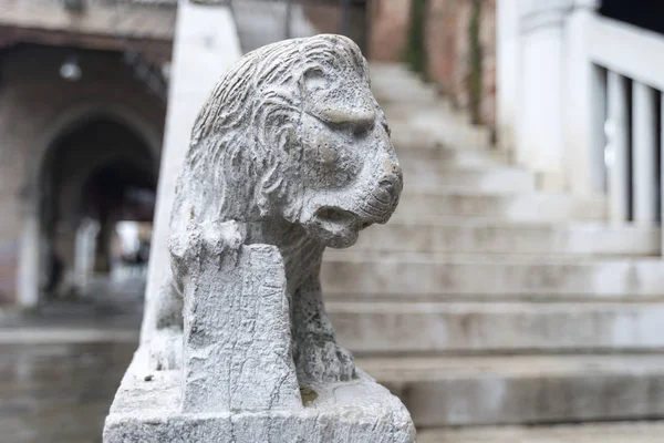 Lion sculpture on stairs — Stock Photo, Image