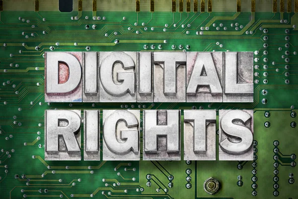 Digital Rights Phrase aus metallischen Buchdruckblöcken auf grünem PC-Hintergrund — Stockbild Grünes PC-Board für digitale Rechte — Stockfoto