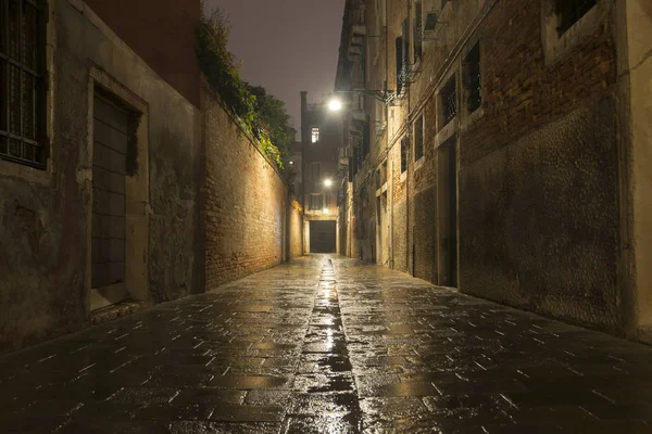 Verregnete Straße bei Nacht — Stockfoto