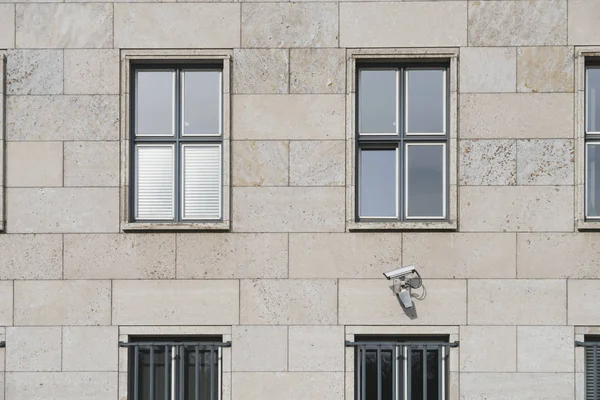 Telecamera di sorveglianza sul muro — Foto Stock