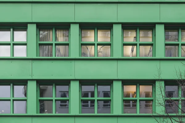 Gröna bulding windows — Stockfoto