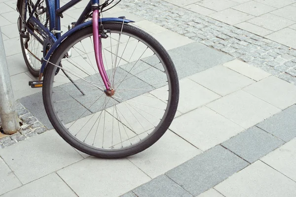 Stedelijke bestrating fiets — Stockfoto